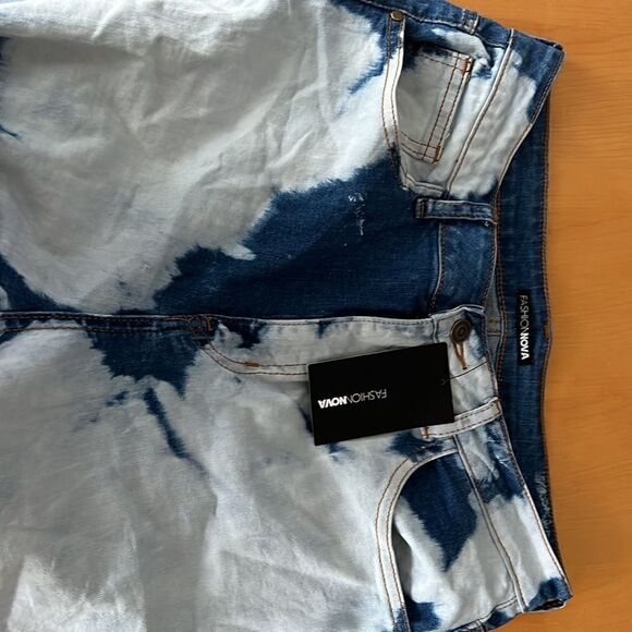 NWT SIZE 11 CLOUDY DAZE BLEACH STRAIGHT LEG JEANS - Picture 2 of 10